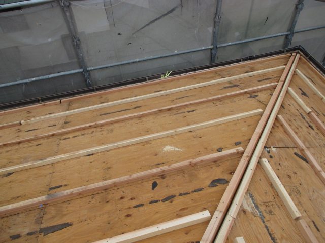 播磨町で屋根の嵩上げ・木下地を補強中